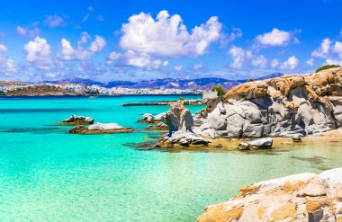 Yunanistan denizi ve en iyi plajlar. Paros Adası. Kiklad. Kolimbithres - Naoussa Körfezi 'ndeki ünlü ve güzel plaj