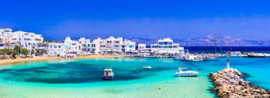Yunanistan bayramı, Kiklad, Paros adası plajları ve deniz. Deniz kenarındaki turkuaz deniz ve meyhaneli sakin sahil köyü Piso Livadi