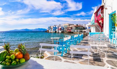 Yunanistan seyahati, Cyclades. Lüks Mykonos Adası. Şehir merkezinde deniz kenarında barları ve restoranları olan popüler bir yer.