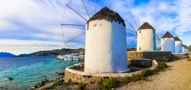 Yunanistan seyahati ve simgeleri. Mykonos adasında geleneksel eski yel değirmeni, Kiklad
