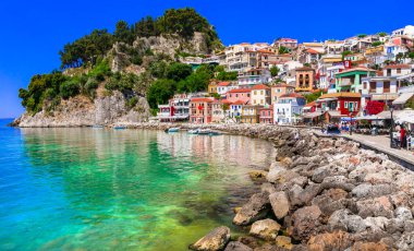 Yunan yaz tatili. Yunanistan 'ın güzel renkli kostüm kasabası Parga, Epirus. Mayıs 2019