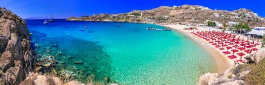 Yunanistan yaz tatili. Kasırgalar. Mykonos adasının en ünlü ve en güzel plajları. Plaj partileriyle ünlü Super Paradise plajı.