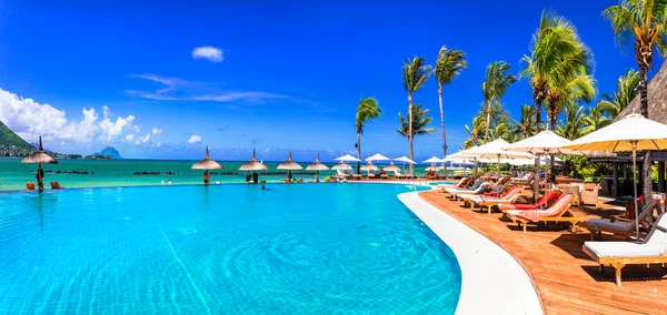 熱帯の楽園でリラックスした休日 モーリシャス島 スイミングプール付きの高級リゾート地 フリックエンフラビーチ 2020年2月 — ストック写真