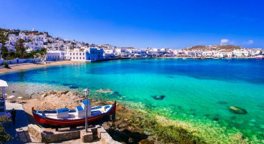 Yunanistan seyahati Cyclades, Paros Adası. Büyüleyici balıkçı köyü Naousa. Deniz kenarında tekneleri ve meyhaneleri olan eski liman manzarası. 