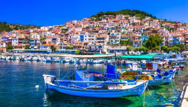 Geleneksel renkli Yunanistan - büyüleyici Plomari kasabası. Limanda balıkçı tekneleri, Lesvos adası, Doğu Sporades