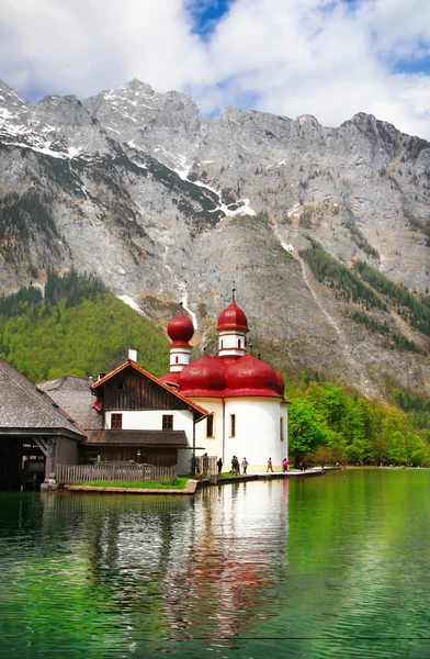 美しい山岳風景 - クリスタル湖 koenigsee 教会 — ストック写真