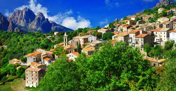 Impresionantes paisajes de Córcega - vista del vilage de Evisa — Foto de Stock