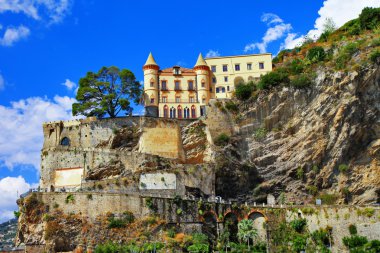 sahne Amalfi Sahili - bir kale ile görüntüleyin. Minori, İtalya
