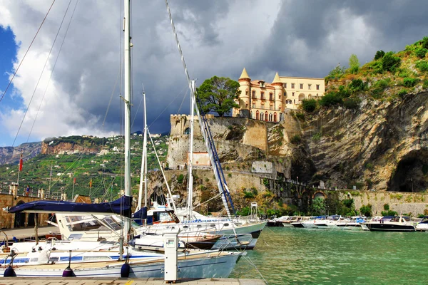 Malerische Amalfi-Küste - Minori-Dorf, Aussicht mit Yachten und Burg — Stockfoto