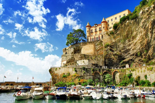 Pintoresca costa de Amalfi - pueblo de Minori, vista con barcos y castillo —  Fotos de Stock