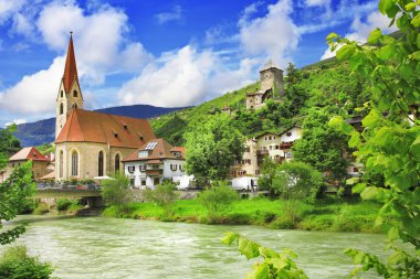 çok oy alan Kuzey İtalya - resimsel kasaba Chiusa (Trentino)
