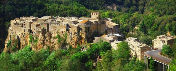 Mittelalterliches Dorf auf einem Hügel in Calcata, Latium. Italien — Stockfoto