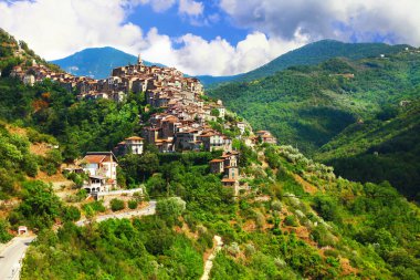 Apricale - güzel Ortaçağ tepe tepe köyü. Liguria, İtalya