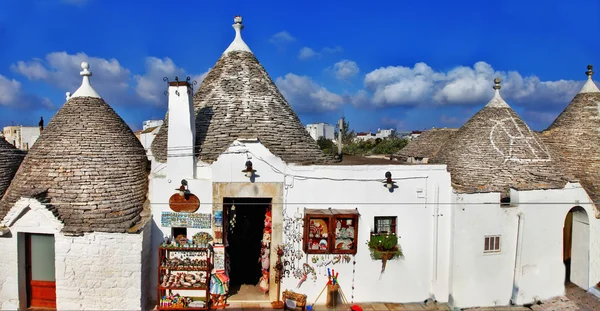 Casas Trulli únicas com telhados cônicos em Alberobello, Itália — Fotografia de Stock