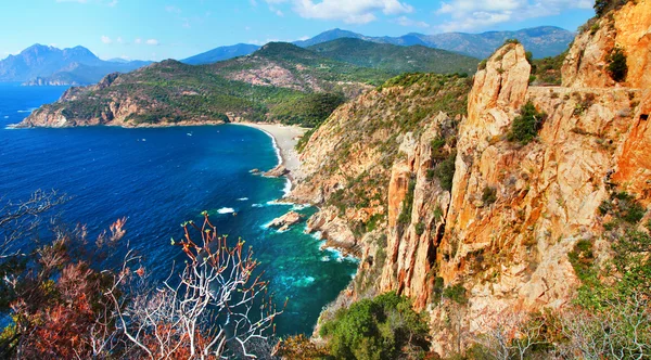 Beeindruckende Landschaften von Korsika - rote Felsen Calanques — Stockfoto