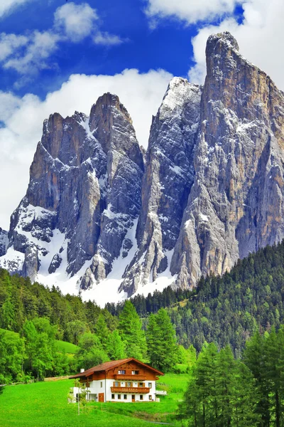 Alpine landschap - houten huis in de Dolomieten, ten noorden van Italië — Stockfoto