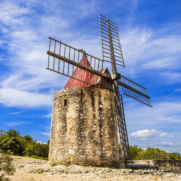 Antiguo windmiil en Provenza, Francia — Foto de Stock