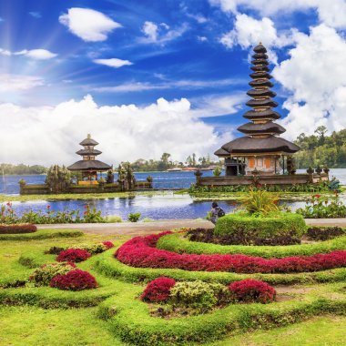 Manevi Bali. ULUN Danu tapınakta Gölü