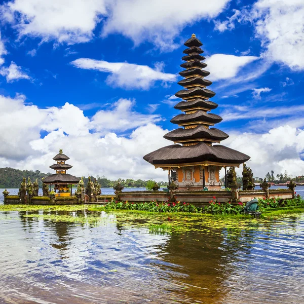 Spirituele Bali. Ulun Danu Tempel in lake Bratan — Stockfoto