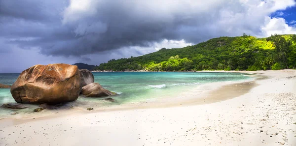 Prima della pioggia. immagine panoramica di una delle bellissime spiagge delle Seychels — Foto Stock