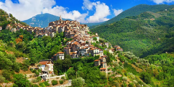Apricale - gyönyörű középkori domb tetején falu. Liguria, Olaszország — Stock Fotó