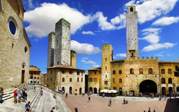 Ortaçağ San Gimignano merkezi kare, Toskana, İtalya — Stok fotoğraf