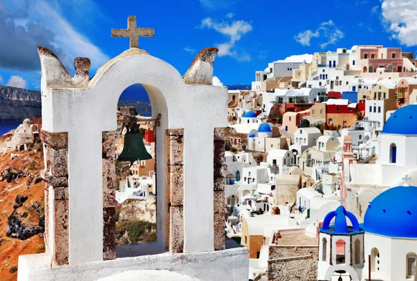 Unika Santorini, med kyrkklockan i Oía — Stockfoto