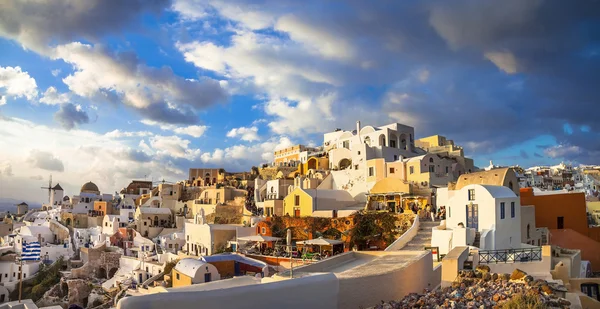 Zonsondergang over Santorini, panorama van Oia — Stockfoto