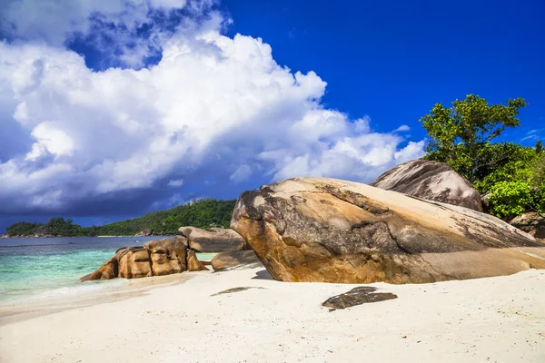 Plage pittoresque aux Seychelles, île de Mahe — Photo