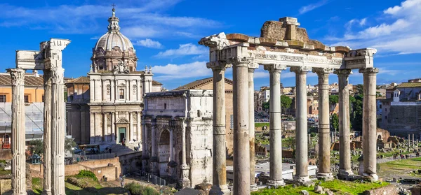 Antické ruiny římské - imperiální Fórum - Itálie — Stock fotografie