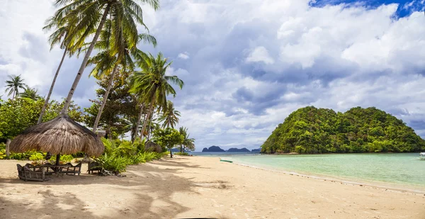 Panorama da tranquila praia tropical (Palawan, Filipinas ) — Fotografia de Stock