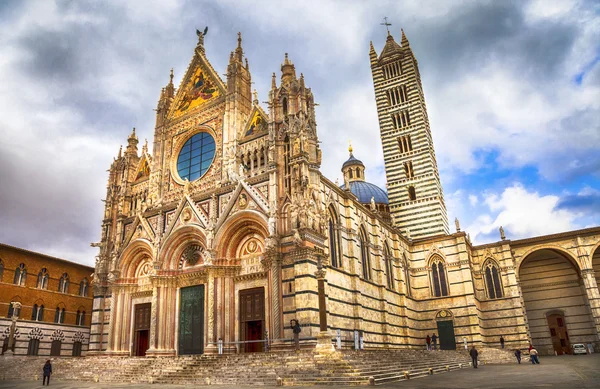 Визначні пам'ятки Італії - Міланського собору Сієни — стокове фото