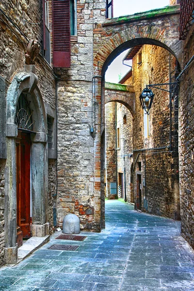 Hermosas calles antiguas de ciudades medievales italianas, Tody —  Fotos de Stock