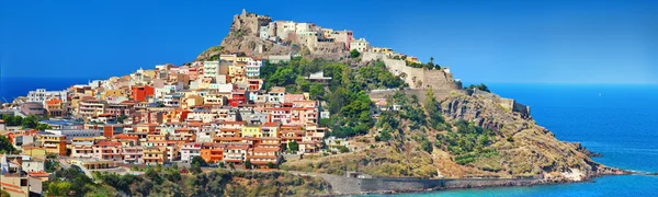 Castelsardo-panoráma, a középkori tengerparti város, Szardínia, Olaszország — Stock Fotó