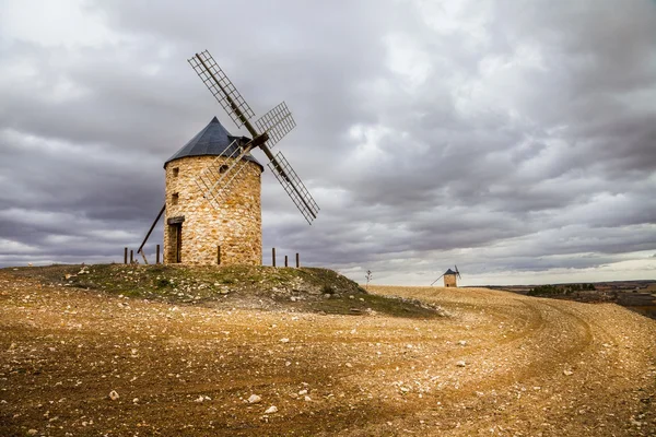 Mulini a vento spagnoli, cielo drammatico — Foto Stock