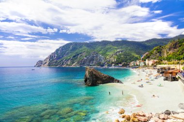 Bir Monterosso al mare (Cinque terre) - doğal Ligurian kıyısında, İtalya