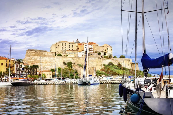 Vacaciones en Córcega, vista con puerto deportivo y fortaleza — Foto de Stock