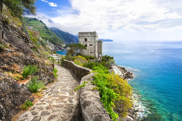 Монтероссо-аль-Маре (Cinque terre) - мальовничий Лігурійського узбережжя, Італія — стокове фото