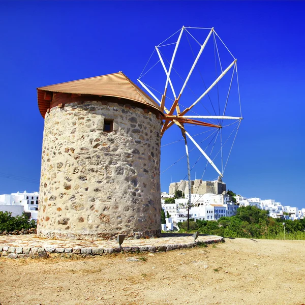 Moinhos de vento da Grécia - Ilha de Patmos, vista com mosteiro — Fotografia de Stock