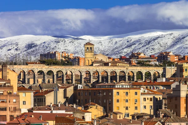 Pohled Segovia se římský akvadukt a hory — Stock fotografie