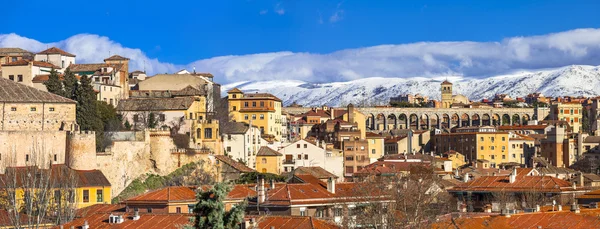 Vue panoramique de Ségovie avec aqueduc et montagnes, Espagne — Photo