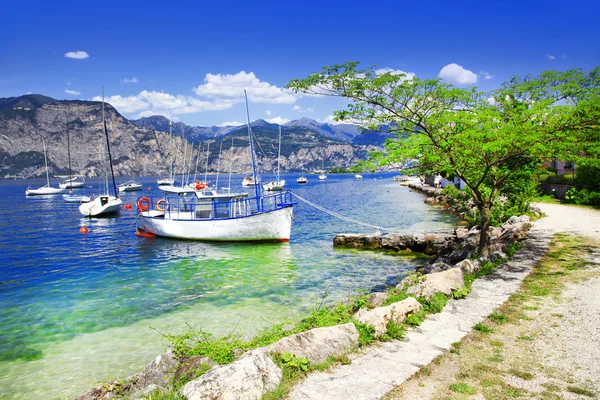 Paysage de Lago di Garda- beau lac dans le nord de l'Italie — Photo