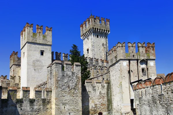 Castillo Scaliger en Sirmione, en el lago de Garda, norte de Italia —  Fotos de Stock
