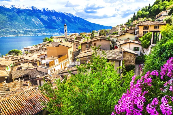 Limone - a gyönyörű város a Lago di Garda, Olaszország-Észak — Stock Fotó