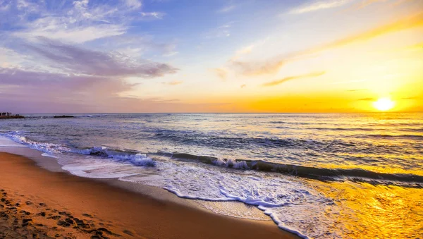 Por do sol sobre o mar, beleza na natureza — Fotografia de Stock