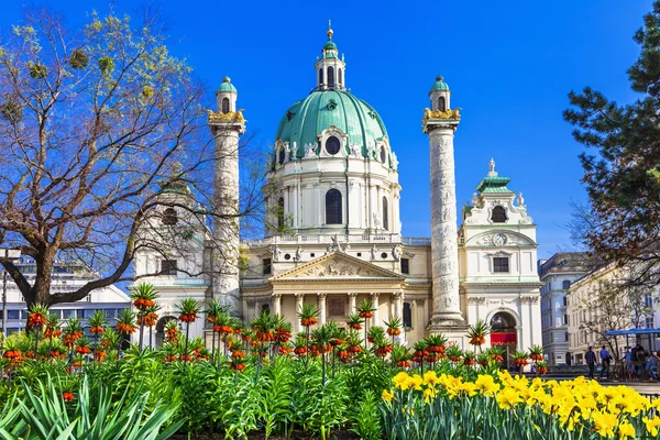 Vienna - beautiful baroque St. Charle's church — Stock Photo, Image