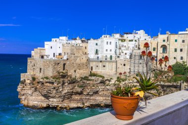 Polignano al mare - Puglia kayalarda güzel küçük köy, 