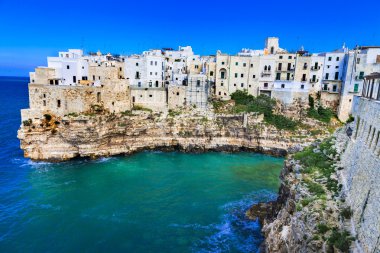 Polignano al mare - güzel köy kayalarda Puglia, İtalya