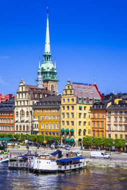 Stockholm, bir kanal ve eski şehir manzaralı