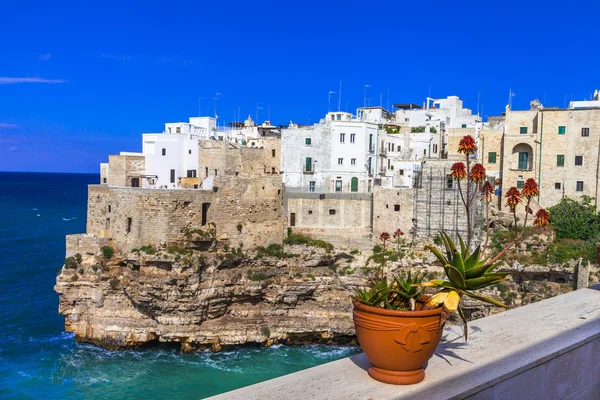 Polignano mare al - krásné malé vesnice v skalách v Apulii, — Stock fotografie